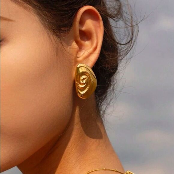Gold geo stud earrings M339 - Picture 1 of 6